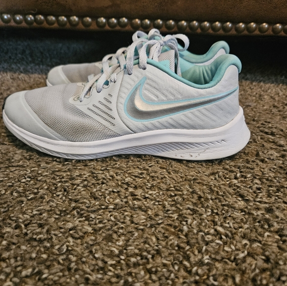 3.5 Nike Kid Tennis Shoes - Picture 3 of 5